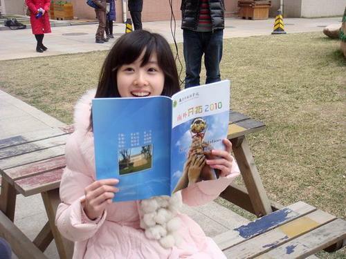 Очаровательная новая студентка Политехнического университета Цинхуа