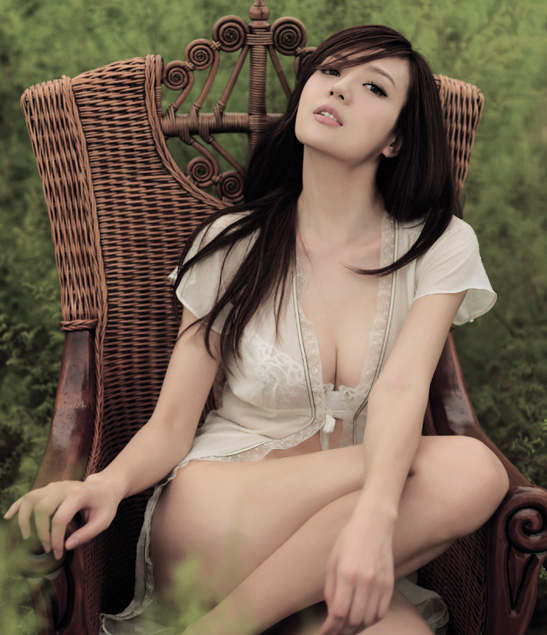 Сексуальная модель Чжоу Вэйтун 