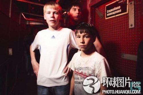 Дети в ночном баре в России 2
