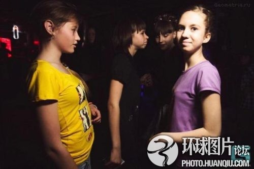 Дети в ночном баре в России 3