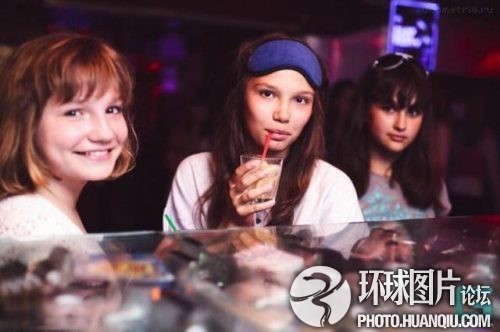 Дети в ночном баре в России 15