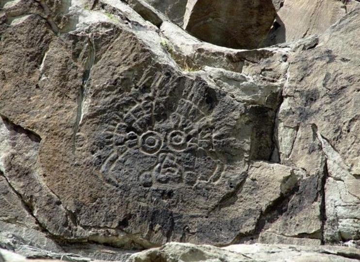 Настенные картины на скалах гор Хэланьшань