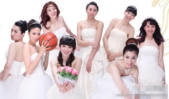 Члены китайской баскетбольной команды в платьях 1