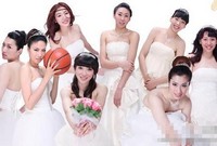 Члены китайской баскетбольной команды в платьях