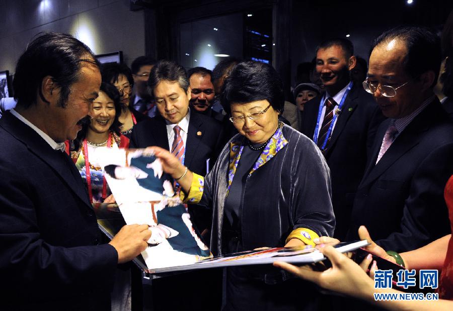 Президент Кыргызстана Р. Отунбаева, которая приняла участие в первой ярмарке «Китай-Евразия», посетила выставку и разрезала ленточку.