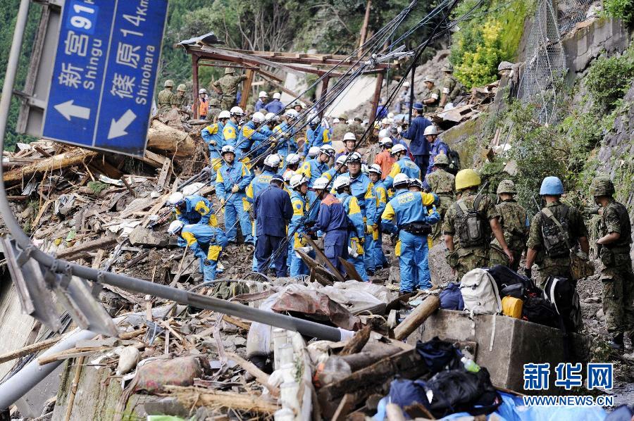 В связи с тем, что в пострадавших от тайфуна районах перекрыты автомобильные дороги, поисково-спасательные работы продвигаются медленно.
