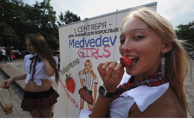 В текущем году «Медведев Girls» в центре Москвы, на площади Пушкина организовали агитационную деятельность в поддержку президента Медведева. 