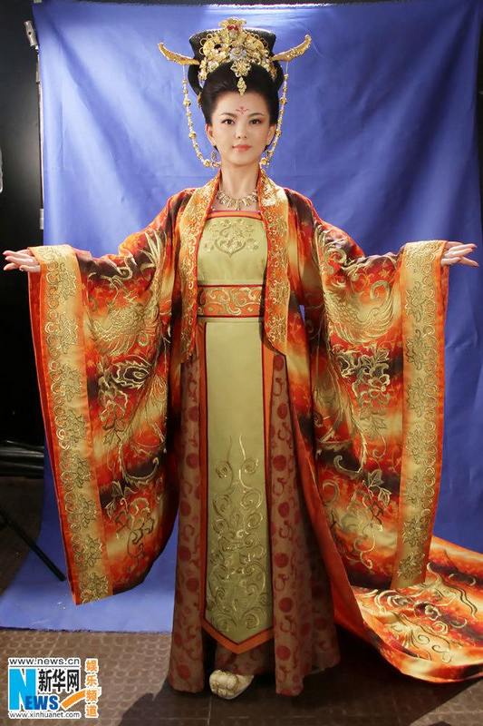 Ли Сян в роскошных древнекитайских нарядах