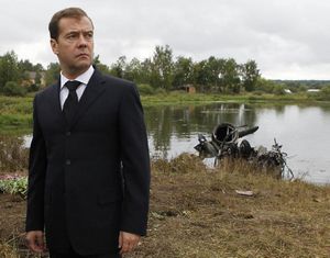 Медведев почтил память погибших под Ярославлем