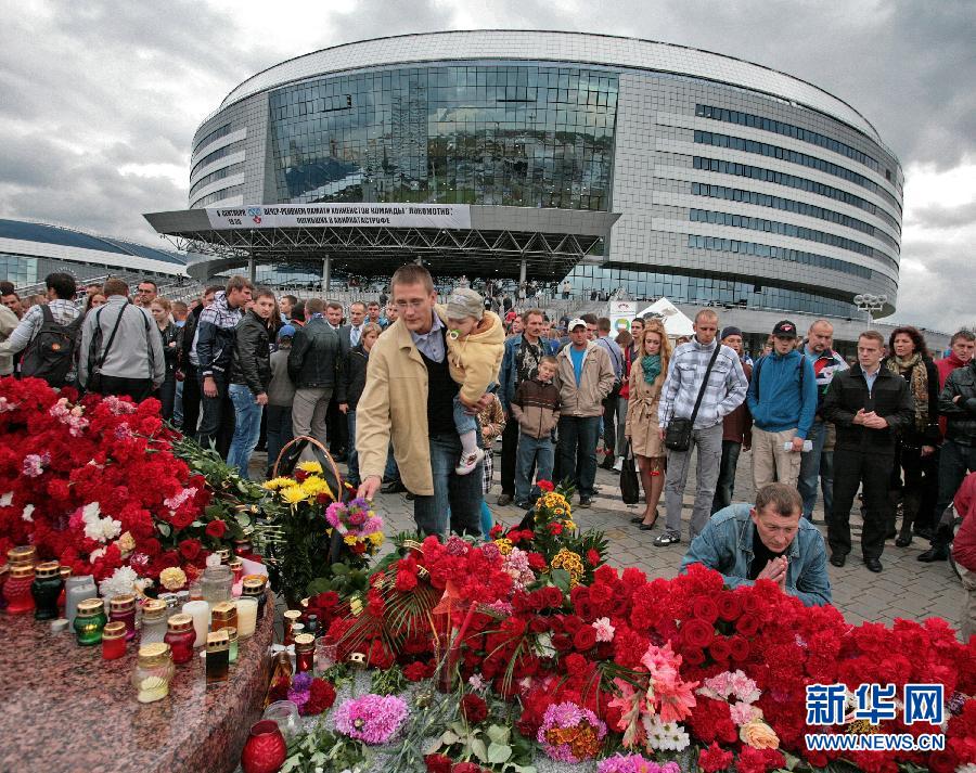 На фото: около спортивного центра «Минск-Арена» белорусы возложили цветы в память о погибшей команде, которая была одной из лучших российских команд по хоккею.