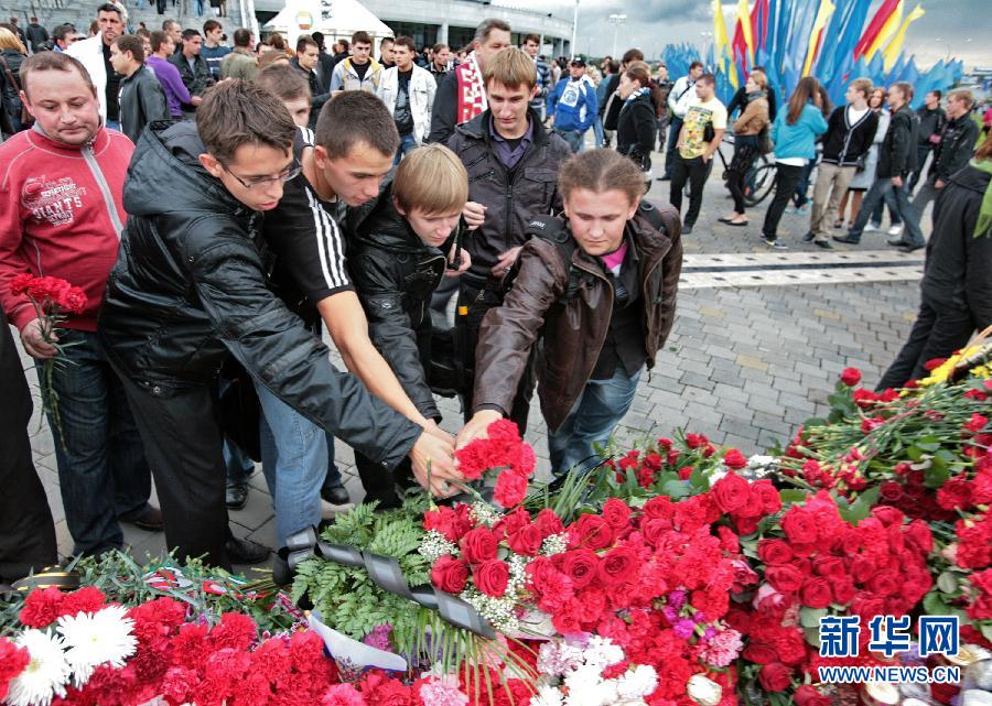 На фото: около спортивного центра «Минск-Арена» белорусы возложили цветы в память о погибшей команде, которая была одной из лучших российских команд по хоккею.