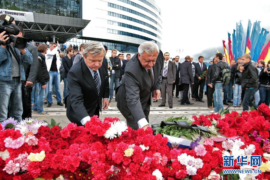 На фото: премьер-министр Беларуси Михаил Мясникович (справа на переднем плане) и заместитель премьер-министра Беларуси Анатолий Тозик (слева на переднем плане) возложили цветы, почтив памятью погибших.
