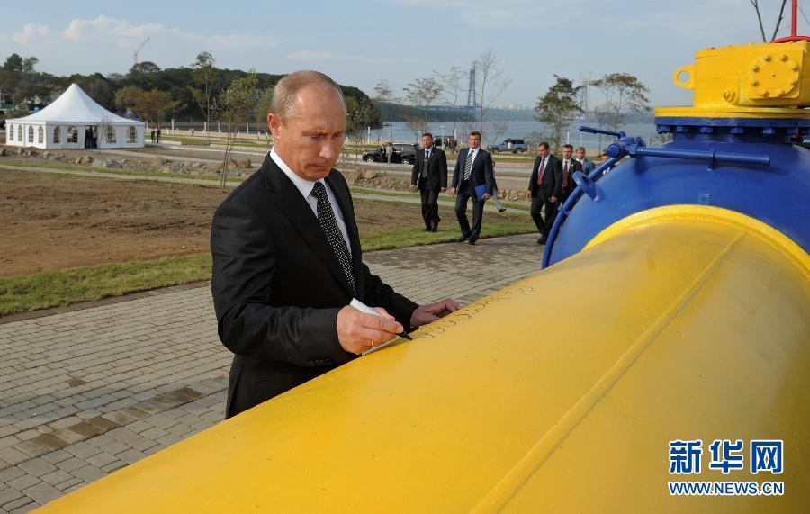 В. Путин нажал на причале кнопку, которая запустила газопровод, затем премьер и председатель правления 'Газпрома' Алексей Миллер расписались на символической трубе с заглушкой.