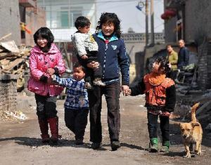 Китаянка за 22 года приютила более 80 сирот 1