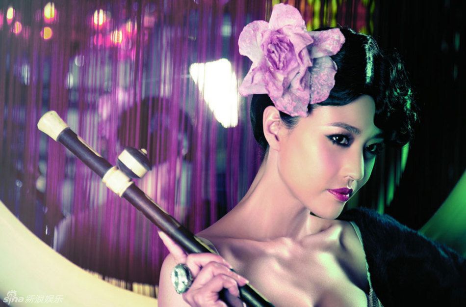 Актриса Кэти Чоу в рекламе белья в стиле ретро