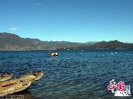 Озеро Лугуху расположено в уезде Нинлан г. Лицзян провинции Юньнань на высоте 2690 метров над уровнем моря. Его называют «высокогорной жемчужиной». Площадь озера составляет 58 кв. км. Средняя глубина озера – 45 метров. Наибольшая глубина озера достигает 90 метров.