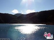 Озеро Лугуху расположено в уезде Нинлан г. Лицзян провинции Юньнань на высоте 2690 метров над уровнем моря. Его называют «высокогорной жемчужиной». Площадь озера составляет 58 кв. км. Средняя глубина озера – 45 метров. Наибольшая глубина озера достигает 90 метров.