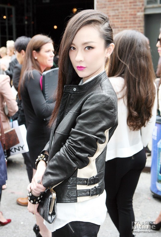 Красотка Хо Сыянь на Неделе моды в Нью-Йорке