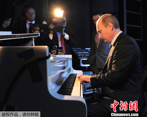 Во время разговора с актерами, увидев белый рояль, Путин подошел к пианино и начал играть песню «С чего начинается Родина».