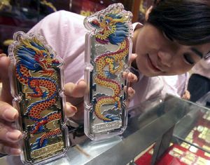 В Пекине начали продавать золотые и серебрянные слитки, посвященные Году Дракона