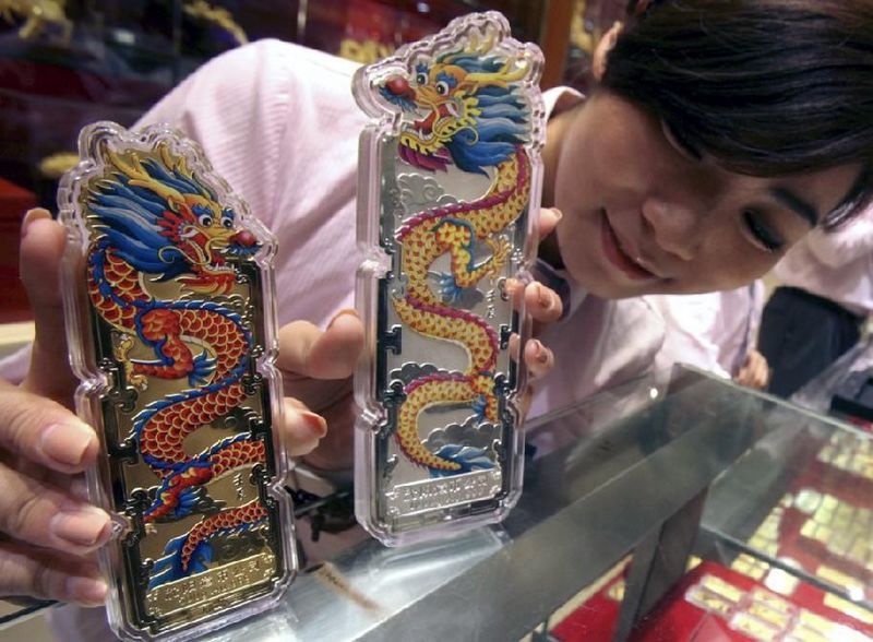 В Пекине начали продавать золотые и серебрянные слитки, посвященные Году Дракона