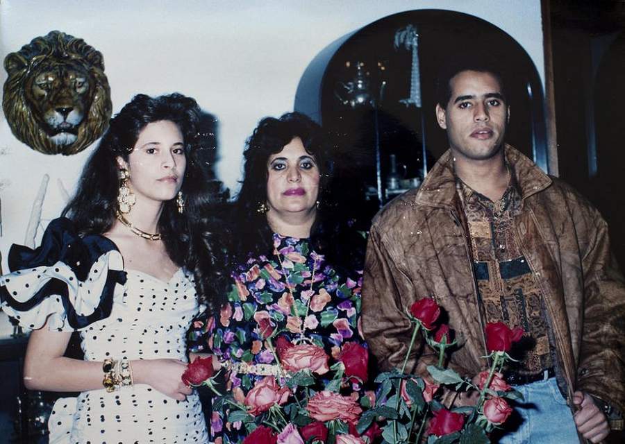 На днях в резиденции Каддафи в Триполи фотограф «Нью-Йорк Таймс» нашел этот семейный альбом, внутри которого несколько совместных фотографий Каддафи с членами семьи. 