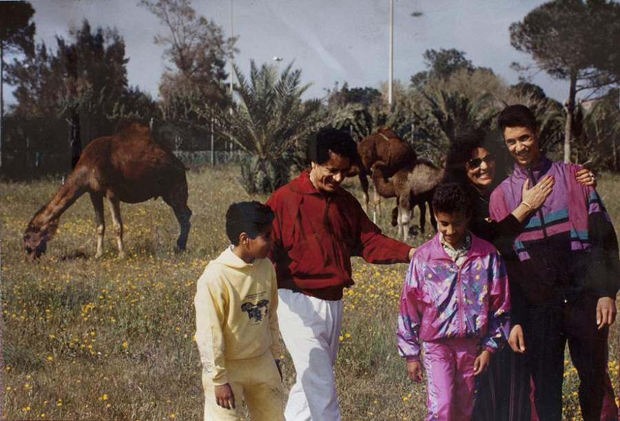 На днях в резиденции Каддафи в Триполи фотограф «Нью-Йорк Таймс» нашел этот семейный альбом, внутри которого несколько совместных фотографий Каддафи с членами семьи. 