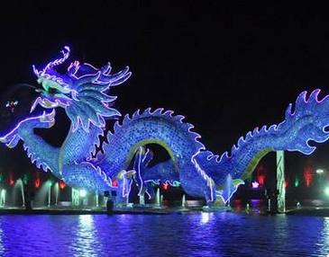 Самый большой в мире дракон из голубого и белого фарфора