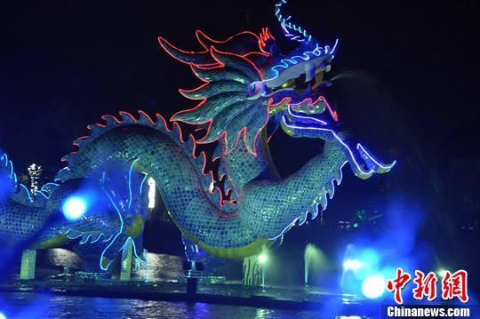 Самый большой в мире дракон из голубого и белого фарфора