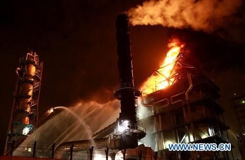 Пожар вспыхнул на нефтеперерабатывающем заводе в Шанхае, пострадавших нет 