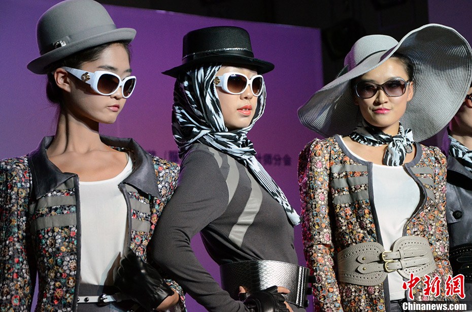 25 сентября первый конкурс дизайнеров СУАР состоялся в Урумчи под лозунгом «Национальная мода, прекрасная жизнь». 