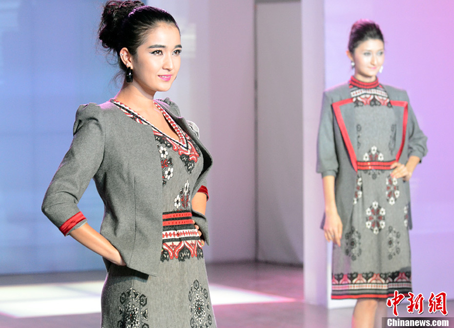 25 сентября первый конкурс дизайнеров СУАР состоялся в Урумчи под лозунгом «Национальная мода, прекрасная жизнь». 
