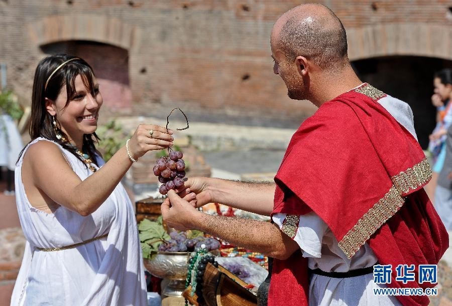 Актеры в Риме выступили на развалинах древнего рынка1
