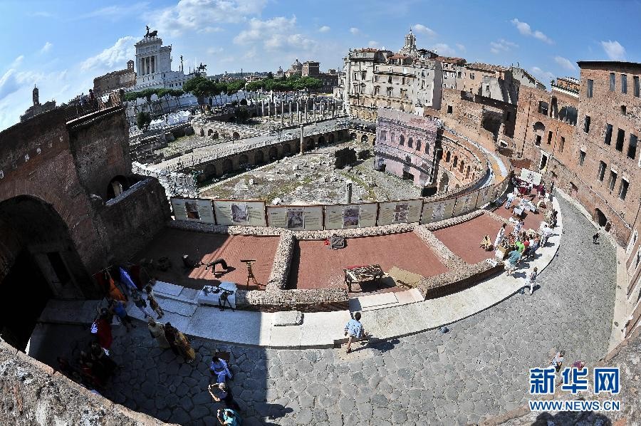 Актеры в Риме выступили на развалинах древнего рынка3
