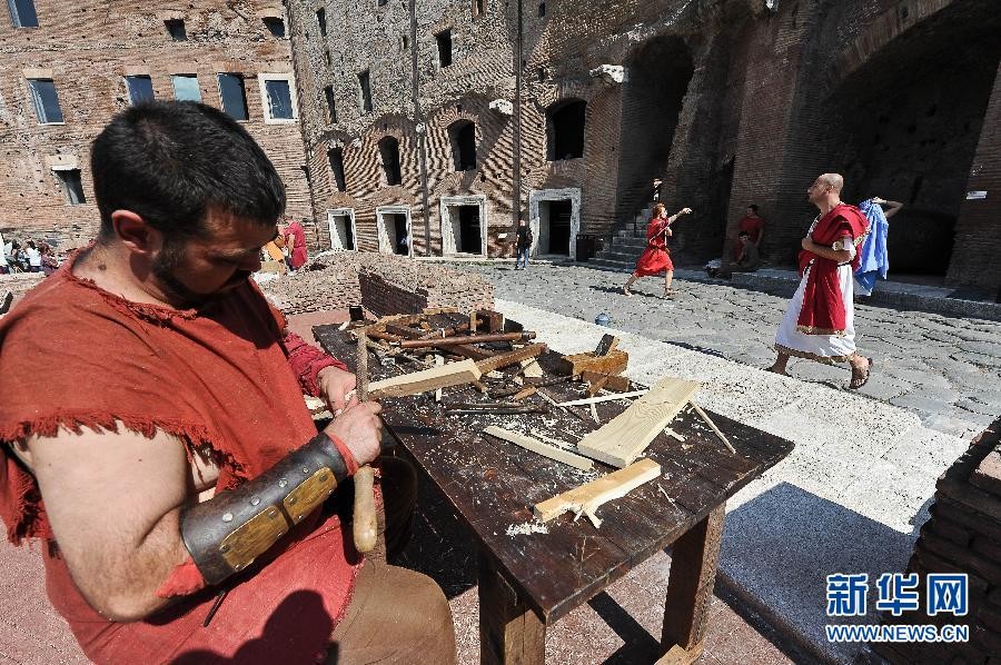 Актеры в Риме выступили на развалинах древнего рынка4