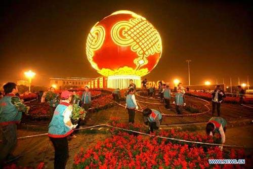 Подготовка ко Дню образования КНР: Гигантский красный фонарь появился на площади Тяньаньмэнь 1