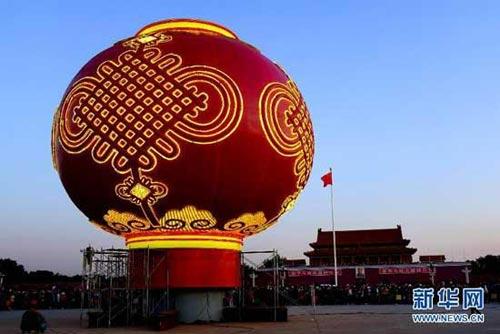 Подготовка ко Дню образования КНР: Гигантский красный фонарь появился на площади Тяньаньмэнь 3