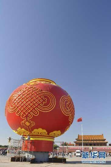 Подготовка ко Дню образования КНР: Гигантский красный фонарь появился на площади Тяньаньмэнь 4