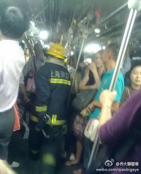 Два поезда столкнулись на 10-й линии шанхайского метрополитена