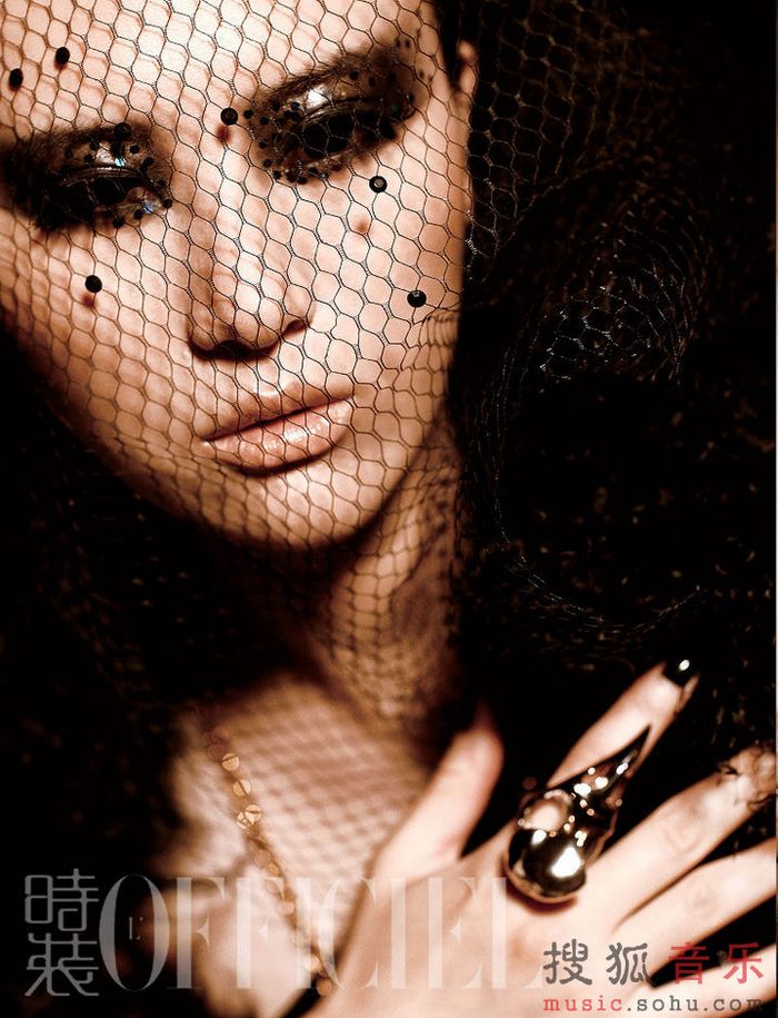 Известная певица Шан Вэньцзе попала на модный журнал
