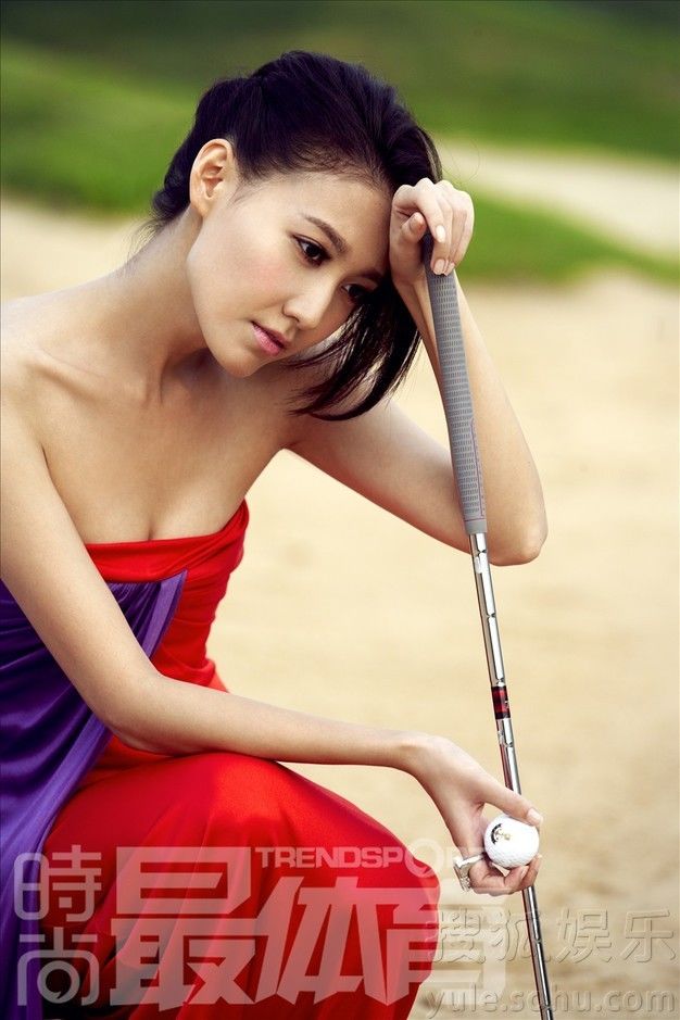 Красотка Гао Лу на поле для гольфа