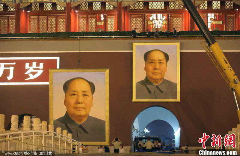 Смена портрета Мао Цзэдуна на трибуне Тяньаньмэнь для встречи Дня образования КНР