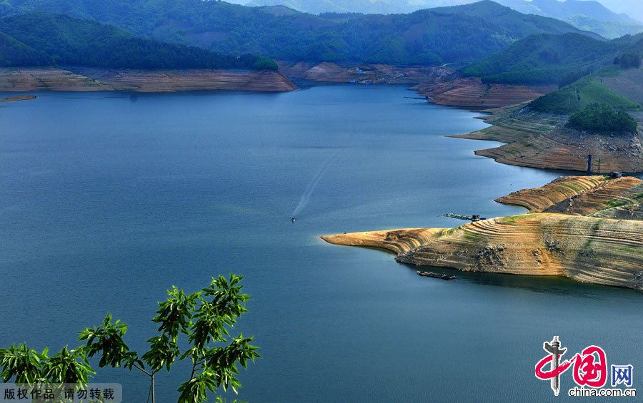 Живописное озеро сяоцяньдаоху в г. Даньдун провинции Ляонин