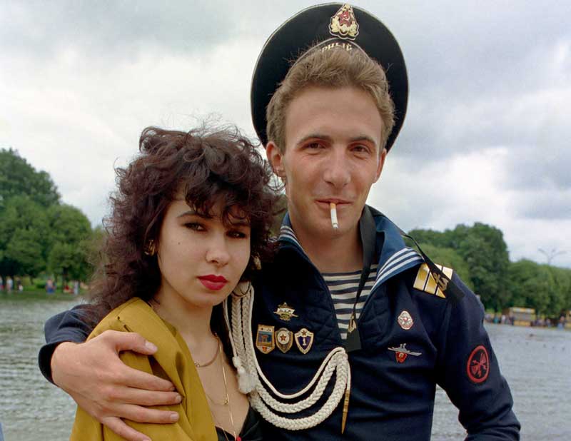 На фото: в 1993 году моряк со своей девушкой во время празднования дня ВМФ в центральном парке Москвы фотографируются.