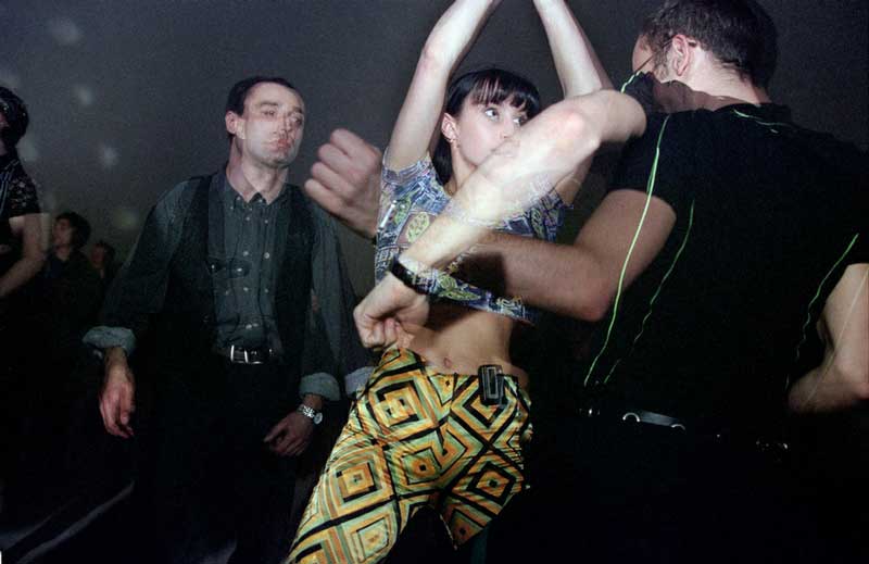 На фото: люди танцуют в московском ночном клубе в Москве в 1996 году.