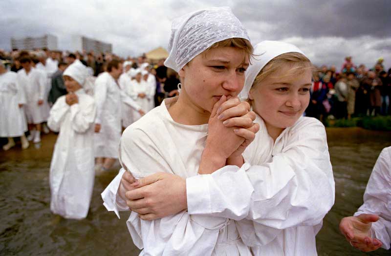 На фото: девушки ждут крещения в 1993 году.