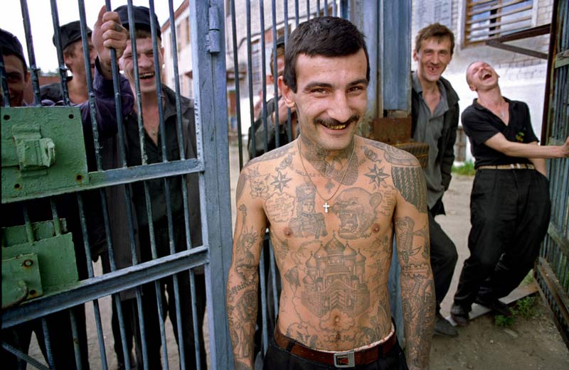 На фото: в 1993 году в трудовом лагере в Коврове (240 км от Москвы), рецидивист демонстрирует свою татуировку.
