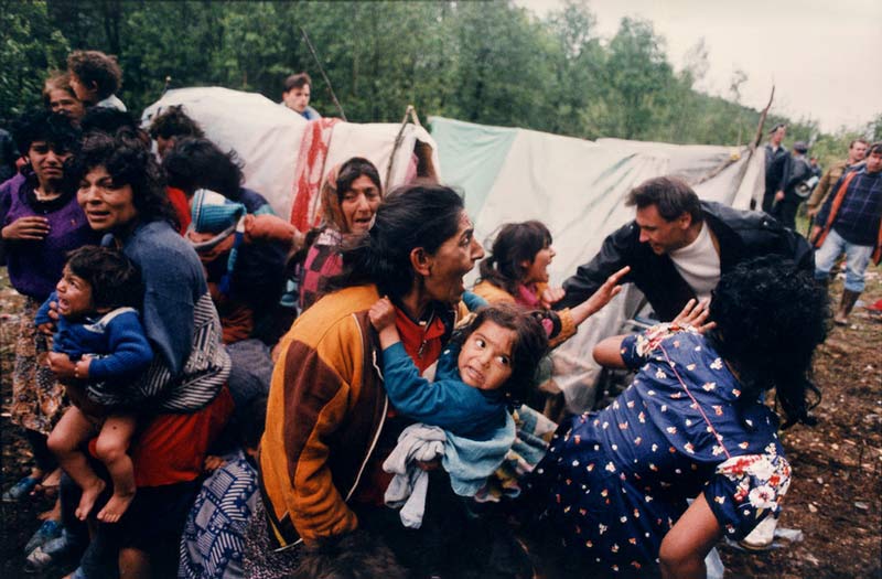 На фото: в 1993 году в лесу около Москвы женщины и дети убегают от полицейских.