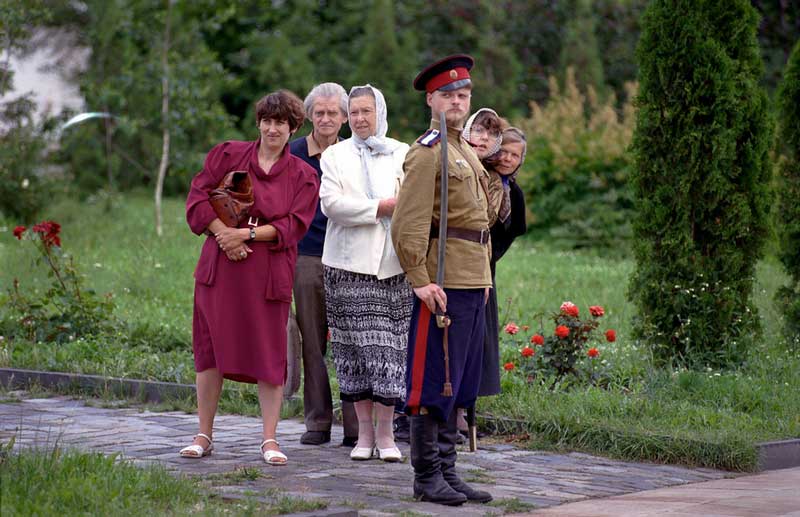 На фото: во время президентских выборов в 1996 году охрана и прохожие наблюдают за архиепископом Алексием II.