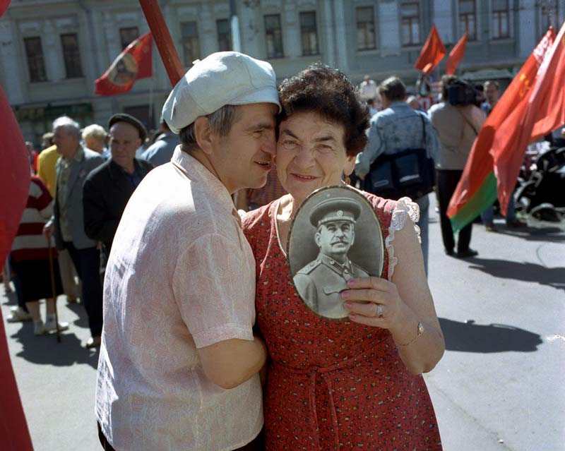 На фото: в Москве в 1996 году во время президентских выборах России на митинге коммунистов для поддержки Зюганова кто-то держит портрет Сталина.